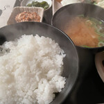 ヒロミ - ご飯に味噌汁に納豆。
