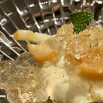 北海道焼肉 北うし - 北海道ミルクのアイスと白ワインジュレ
      金柑