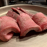 北海道焼肉 北うし - 知床和牛タン元厚切りと知床和牛サガリ厚切り