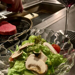 北海道焼肉 北うし - シャインマスカットととろろのサラダ