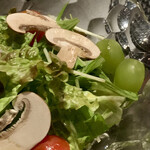 北海道焼肉 北うし - シャインマスカットととろろのサラダ