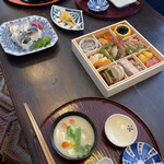 山利商店 - 正月の朝ごはん、鯖寿司もご近所さんから毎年届きます