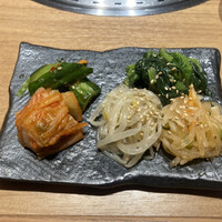 松阪牛　田じま - ナムル（一人一人分けて登場！）