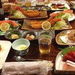Watsunagi - 毎年恒例の忘年会
                      食べきれないくらい、この後も続々と料理が出てきます。