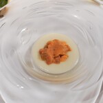 朗 長谷川稔Lab - 村上農場男爵イモの冷製スープに昆布森のうにと梅のジュレ