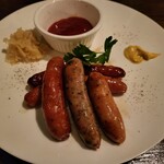 Grilled Dishes&Cocktail Bar Dehydration - ビールには当然ソーセージ。窯焼きなのでおいしさが違います。