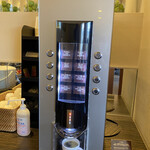 カンデオホテルズ - 朝食後、コーヒーは紙コップに入れ部屋に持参できます。