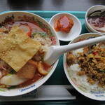 タイ国料理 ゲウチャイ - イエンターフォーをセンヤイで＋鶏のガパオ炒め