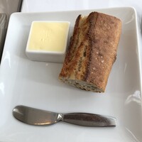 銀座 シェ・トモ - バゲットとTマークの押されたバター