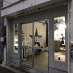 ぶたのほし - 閉店後の暖簾がない状態のお店。煌々と明るい店内で、遅くまで翌日の準備をされています。