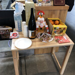 ぶたのほし - お正月使用のテーブル上には鏡餅。ミカンとかお神酒？紙皿と紙コップにおつまみスナックが謎。