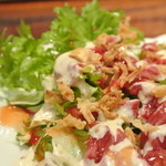 わたなべ - フライドオニオン・ガーリック、野菜＆自家製ドレッシング