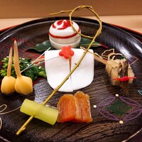 赤坂 菊乃井 - ⚫【八寸】「花びら寿司　小川唐墨　菜種辛子和え　豆慈姑　千車唐味噌漬け　子持ち昆布　ごまめ　黒豆」