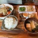 Koohii Shiya - お惣菜がいっぱい付いてて健康的。ハンバーグはギュっとしっかりしてて、ボリュームもあります。