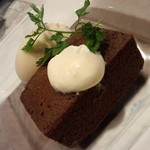 しっとりチョコレートケーキのひんやりバナナアイス添え