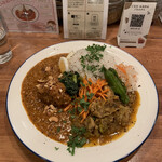 彼女のカレー - 本日のカレーとのあいがけ（手羽元のチキンカレー、山椒チキンカレー）