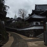 もりとう食堂 - 寺院と教会が見える所
      もしかすると、小学生か中学生の頃の教科書に掲載されてませんでしたか?