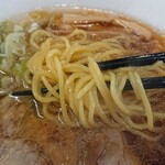 Ramen Hachi - 麺はスタンダード。スープは油が浮いてますが醤油なんでアッサリ目。