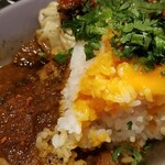 カレーのおじさま FISH - パクチーを乗せて、持参のキャロライナリーバを加える