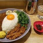 カレーのおじさま FISH 立川店 - ポークピンダルとキーマカレーの2種コンボ、トッピングはモモ、パクチー大盛り、卵黄、ご飯大盛り