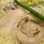 らぁめん冠尾 - 低温調理の鶏胸肉チャーシューと炙り鶏腿肉ロールチャーシュー