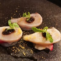 cenci - 鰆のコンフィ炙り。黒麹と魚醤のソースを乗せて。赤蕪も小蕪も野菜らしくしゃき～ん。