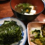 鳥八 - おにぎりは味噌汁と漬物がつくよ