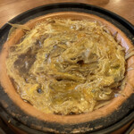 うな新 - 鰻 柳川鍋 1900円、是非とも頼んでもらいたいサイドメニューの一品、これをつまみながらうな重を待ってる人が多かった。