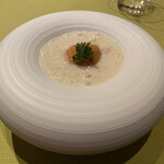 モノリス - ズワイガニのほぐし身、フラン、カリフラワーのスープ、ウニ。