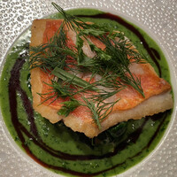 モノリス - 金目鯛のポワレ、白ワインとハーブのソース、赤ワインのソース、ちぢれほうれん草のソテー、シャントレルのアラクレーム