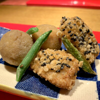 賛否両論 名古屋 - 蓮根の揚げまんじゅう、里芋の黒胡麻かき揚げ