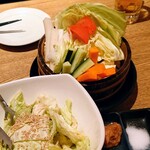 Keijirou - 塩ごまどっさりキャベツ(手前)と新鮮桶盛り野菜(奥)