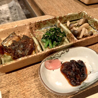 柳家 - 鮎の甘露煮、奥飛騨ほうれん草のナムル、しめじと山椒、蜂の子