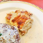 キャセロール - 付け合わせのジャガイモのグラタン。