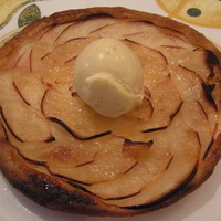 レストラン アラジン - リンゴの薄焼きタルト　バニラアイスクリーム添え