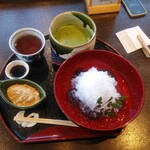 Oosakaya Kurahachi - 本わらび餅、付いてくるほうじ茶、お抹茶