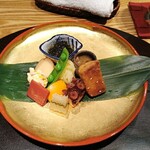 もちづき - 八寸、子持ち昆布、蛸柔らか煮、焼麩、このわた海鼠、もずく、いぶりがっこチーズ、クリームチーズ柿、赤蒟蒻、じゃがいもはりはりなど