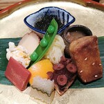 もちづき - 子持ち昆布、蛸柔らか煮、焼麩、このわたナマコ、もずく、いぶりがっこチーズ、クリームチーズ柿、赤蒟蒻、じゃがいもはりはりなど