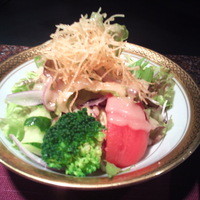 鉄板焼なにわ - パリパリが乗ってて、食べ心地も軽やかなフレッシュサラダ