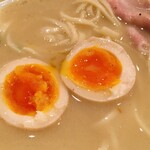 ラーメン イロドリ - 煮玉子は、見た目の通り、ほどよく半熟で、まろやかで、濃厚スープに合いますね。