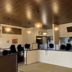 うな新 - 開店同時の入店なら好きな席に座れる。ゆったりして荷物も置ける座敷席がオススメ