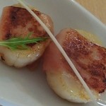 マルドルメ - 2皿目（貝柱の生ハム巻き）