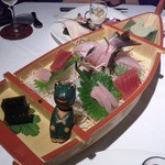 ホテル＆スパ　アンダリゾート伊豆高原 - 舟盛り２人前　海苔寒天、地魚刺身　先頭には蛙のわさび付