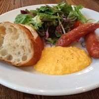 BISTRO FAVORI 代官山 - 2012/12 スクランブルエッグ＆ソーセージ（天然酵母パン付き）900円 ドリンク付