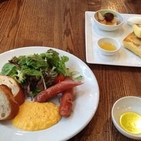 BISTRO FAVORI 代官山 - 2012/12 スクランブルエッグ＆ソーセージ（天然酵母パン付き）900円＆オリジナルフレンチトースト 1,200円（シチリア産オレンジの花の蜂蜜とフルーツ生クレーム添え）