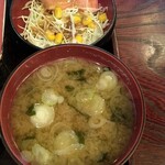 玉川 - 味噌汁とサラダ