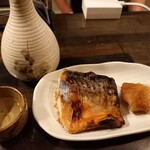 焼鳥とピッツァの店 薪窯 - 薪窯で焼いたサバ