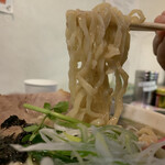 らー麺　Do・Ni・Bo - ちぢれ太麺をリフト⤴️