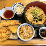 手打ちうどん・そば 子亀 - 【2021年10月】冷汁うどんセット＠1,000円＋天ぷら盛り合わせ＠800円もオーダーして取り分け、お盆に乗り切らず、別盛り。どっさり(笑)。