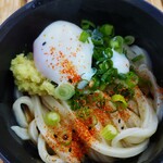 須崎食料品店 - うどん小（温）に七味・温泉卵・生姜・ねぎをトッピングしたものに、だし醤油を回しいれたもの